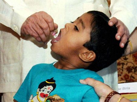 இந்தியாவுக்குள் போலியோ மீண்டும் நுழைவதைத் தடுக்க சொட்டு மருந்து..டெல்லியில் தொடங்கி வைத்தார் பிரணாப்