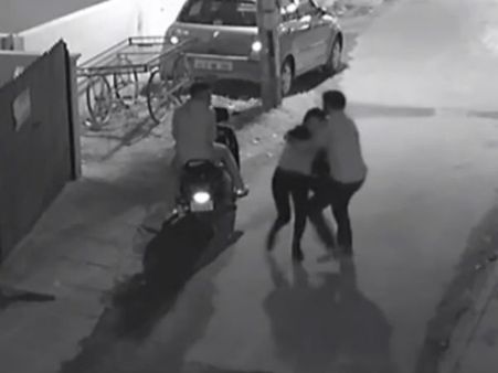 பெங்களூரில் இன்னொரு ஷாக்.. தெருவில் போன பெண்ணை மானபங்கம் செய்த காமுகர்கள்.. சிசிடிவியால் அம்பலம்