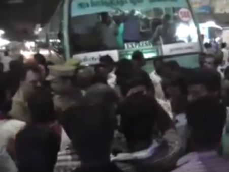 போராட்டத்தில் ஈடுபட்ட மாணவர்களை தாக்குவதா.. கண்டித்து சென்னையில் பொதுமக்கள் சாலை மறியல்