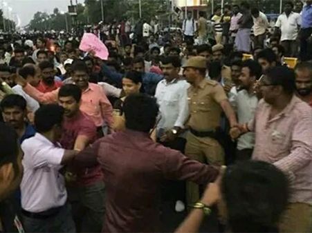 சென்னை மெரீனா புரட்சியில் கை கோர்த்த சகாயம் ஐஏஎஸ்! மாணவர்கள் உற்சாக வரவேற்பு! #SaveJallikattu