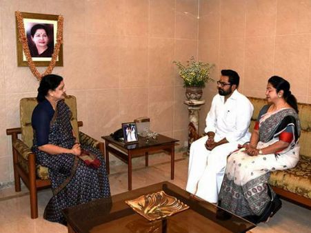 அதிமுகவின் சின்னம்மா-'சித்தி' போயஸ் இல்லத்தில் சந்திப்பு