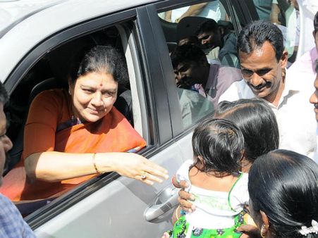 அதிமுக தொண்டரின் குழந்தைக்கு ஜெயலலிதா என பெயர் சூட்டிய சசிகலா