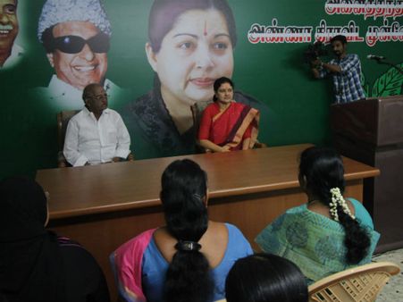 பொழுதுபோக்குக்காகவே அதிமுக எம்.எல்.ஏ.க்கள் கூட்டத்தை நடத்தி முடித்த சசிகலா!