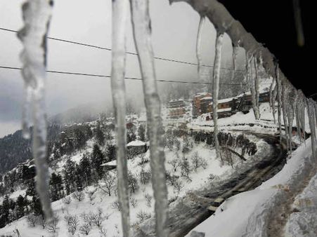 குழாய்களில் உறைந்த தண்ணீர்.. பனியால் போர்த்தப்பட்ட சிம்லா... முடங்கிய இயல்பு வாழ்க்கை