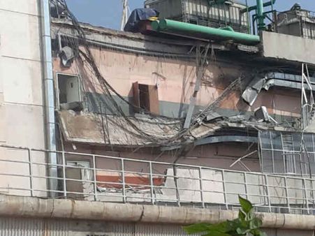 ஷாப்பிங் மால் சுவர் இடிந்து விழுந்து 4 பேர் படுகாயம்... பெங்களூருவில் பரபரப்பு