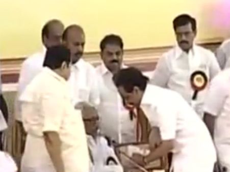 தம்பி வா.. தலைமை தாங்க வா.. ஸ்டாலினை பார்த்து கண் கலங்கிய துரைமுருகன்.. நிர்வாகிகளும் நெகிழ்ச்சி