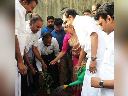 மரம் விழுந்த இடங்களில் மரம் நட்டு வையுங்கள்.. மு.க.ஸ்டாலினின் புத்தாண்டு கோரிக்கை
