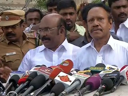 சசிகலாவுக்காக ஜெயலலிதாவை மட்டம் தட்டும் அதிமுக நிர்வாகிகள்.. தம்பிதுரை இதில் லேட்டஸ்ட்