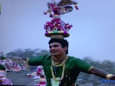 கரகாட்டம்... நாதஸ்வர கச்சேரியுடன் டெல்லியில் அணிவகுத்த தமிழகத்தின் அலங்கார ஊர்தி