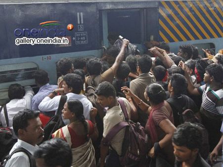 பொங்கல் பண்டிகை கொண்டாட சொந்த ஊர் பயணம் - பேருந்து, ரயில்களில் அலைமோதிய கூட்டம்