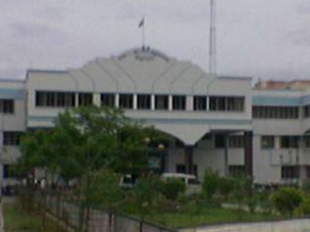 விழுப்புரம் கலெக்டர் ஆபிசில் பரபரப்பு.. குடும்பத்தோடு பெண் துப்புரவு பணியாளர் தீக்குளிக்க முயற்சி