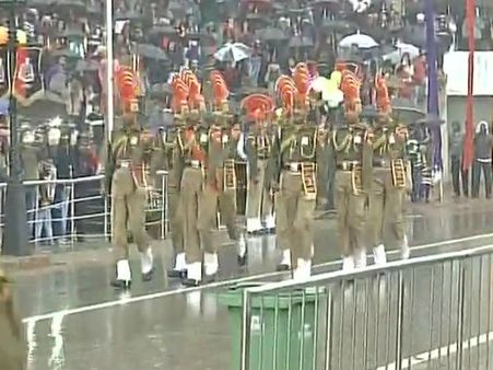 தரை அதிர... தண்ணீர் தெறிக்க... வாகா எல்லையில் இந்திய வீரர்கள் கம்பீர அணிவகுப்பு!!!