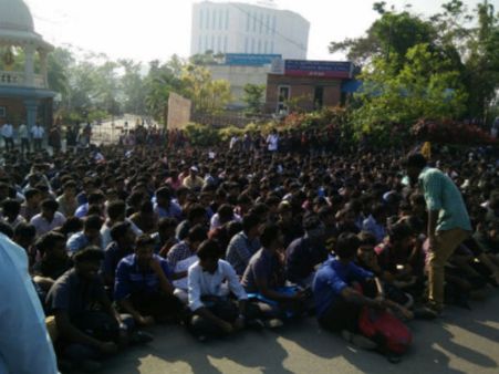 ஜல்லிக்கட்டுக்காக செங்கல்பட்டில் 3வது நாளாக உண்ணாவிரதம்... 4 பேருக்கு திடீர் உடல்நலக்குறைவு