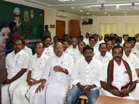 மக்களை சந்திக்கவே அஞ்சிகிடக்கும் மக்கள் பிரதிநிதிகள்.. தமிழகத்தில் அரங்கேறும் ஜனநாயக கேலிக் கூத்து