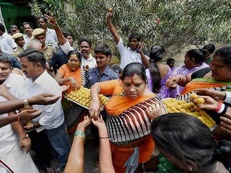 சிறைக்கு செல்கிறார் சசிகலா... திருவிழா கோலம் பூண்டது கிரீன்வேஸ் சாலை!!