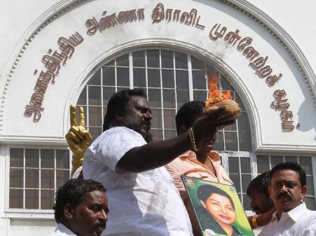 கட்சி பிளவுபட்டதால் களையிழந்த ஜெயலலிதா பிறந்தநாள் கொண்டாட்டம்