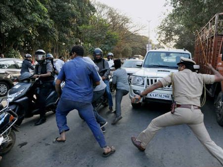 பெங்களூர் சிறை வளாகம் முன்பு அதிமுகவினர் மோதிக் கொண்டது ஏன்?