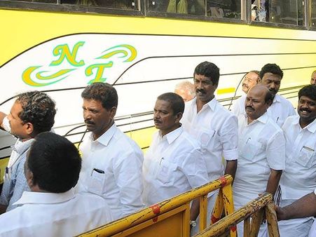 கூவத்தூரில் கடும் மோதல்... எம்எல்ஏக்களை வெளியேற்ற கிராம மக்கள் கோரிக்கை