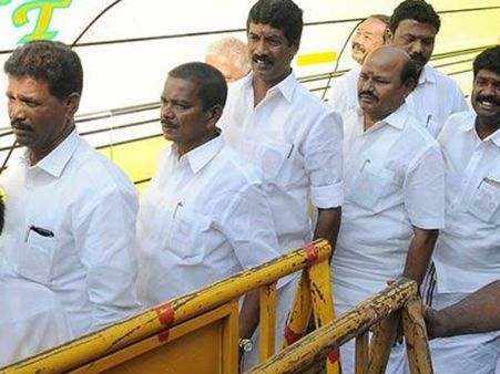 டெல்லி பயணம் ரத்து... மீண்டும் மன்னார்குடி பஸ்ஸுக்கு ரிட்டர்ன் ஆன அதிமுக எம்.எல்.ஏக்கள்!