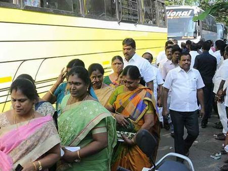 'மன்னார்குடி' பஸ்ஸிலிருந்து இறங்கி ஓபிஎஸ் வீட்டுக்குள் ஓடிய எம்.எல்.ஏ.. கிரீன்வேஸ் கலாட்டா!