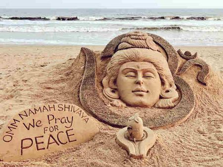 மஹாசிவராத்திரி தினம்: அமைதி நிலவ வேண்டி மணல் சிற்பம் தீட்டிய சுதர்சன் பட்நாயக்