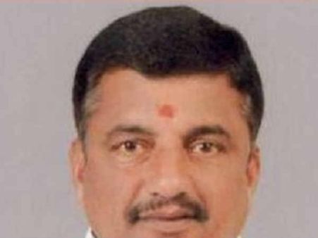 சசி அணியில் இருந்து கோவை வடக்கு எம்.எல்.ஏ. அருண்குமார் எஸ்கேப்- எடப்பாடி பலம் 122 ஆக குறைந்தது!