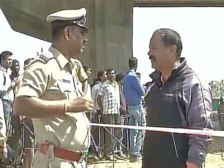 பெங்களூரில் பட்டப்பகலில் துப்பாக்கி சூடு.. காரில் சென்ற காங். பிரமுகர், டிரைவர் படுகாயம்