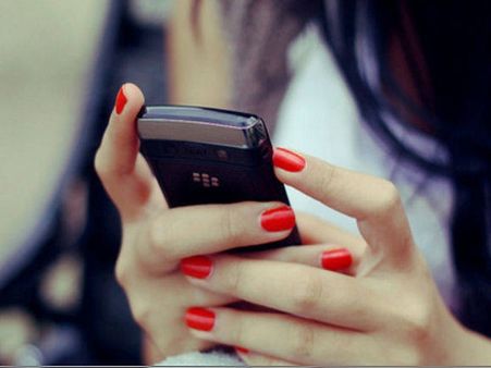 பெண்களின் செல்ஃபோன் எண்களை விலைக்கு விற்கும் ரீசார்ஜ் கடைகள்.. ஒரு ஷாக் ரிப்போர்ட் !