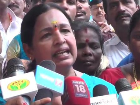 வெடிவெடிக்கும் ஓபிஎஸ் ஆதரவாளர்களை ஜெயலலிதாவின் ஆன்மா மன்னிக்காது: சாபம் விடும் சி.ஆர்.சரஸ்வதி