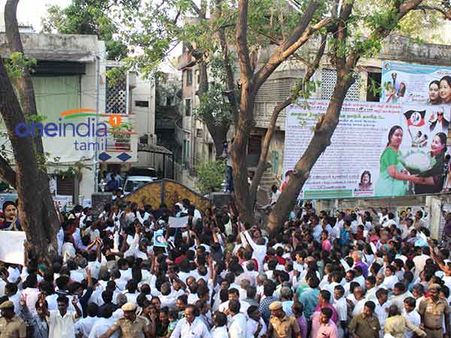 உருவங்கள் இரண்டு... உயிர் ஒன்றே... ஓபிஎஸ் வீட்டின் முன்பு தீபா ஆதரவாளர்கள் ஒட்டிய போஸ்டர்!