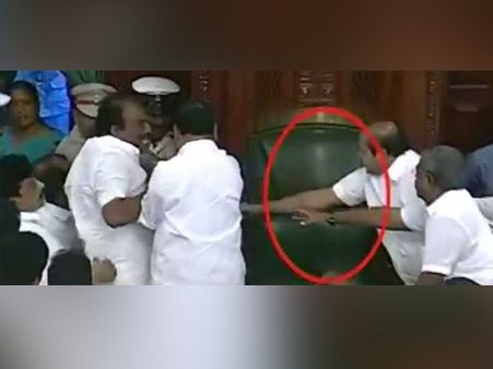 வேட்டியை மடித்து கட்டி திமுக எம்.எல்.ஏக்கள் ரகளை- மக்களே! நீங்கள் விரும்பியது நடக்கப் போகிறதோ?