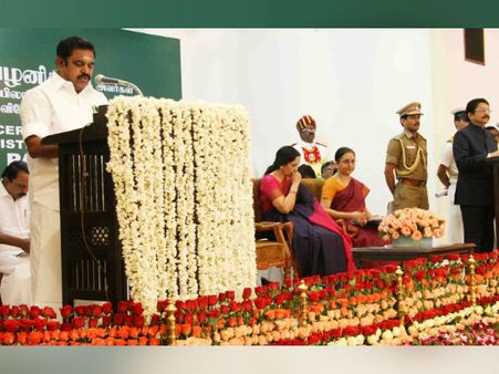 தமிழகத்தின் 13-வது முதல்வராக பதவியேற்றார் எடப்பாடி பழனிச்சாமி- 30 அமைச்சர்களும் பதவியேற்பு!