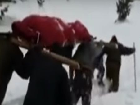 50 கி.மீ. தாயின் உடலை சுமந்து சொந்த ஊரில் அடக்கம் செய்த ராணுவ வீரர்.. காஷ்மீரில் நெகிழ்ச்சி