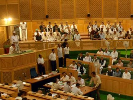 சட்டசபையில் நாற்காலிகளை தூக்கி வீசி உறுப்பினர்கள் கூச்சல்... ஒத்தி வைத்த சபாநாயகர்