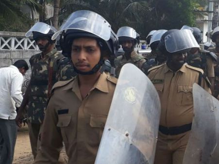 கூவத்தூரில் போலீஸ் விசாரணைக்கு எதிர்ப்பு- சபாநாயகரிடம் சசி கோஷ்டி எம்.எல்.ஏ. புகார்