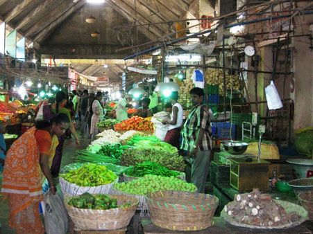 கோயம்பேடு மார்க்கெட்டில் வெடிகுண்டு புரளி.. 2 நேரம் தீவிர சோதனை