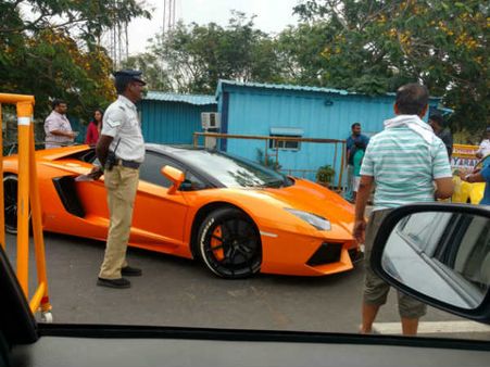 சென்னையில் சட்ட விரோத கார் பந்தயம்.. 150 கி.மீயில் சீறிப்பாய்ந்த சொகுசு கார்கள்.. போலீஸ்காரர் காயம்!