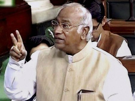 அகமது மரணமடைந்த தகவலை தாமதமாக வெளியிட்டது மத்திய அரசு: கார்கே பகீர் குற்றச்சாட்டு