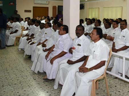 அவசர ஆலோசனை கூட்டத்தில் அதிமுக எம்.எல்.ஏக்களிடம் ஆதரவு கடிதம் வாங்கிய சசிகலா?