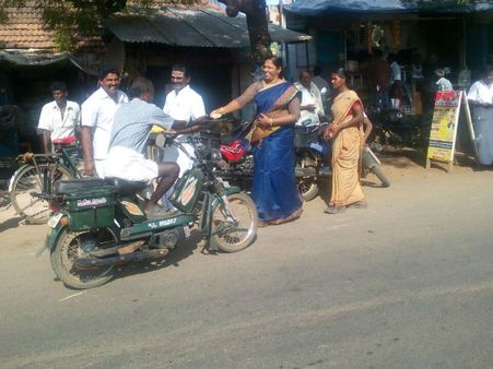 ஜெ. பிறந்த நாளை லட்டு கொடுத்து கொண்டாடிய முன்னாள் எம்எல்ஏ முத்துசெல்வி