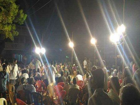 ஹட்ரோ கார்பன் திட்டத்துக்கு எதிர்ப்பு.. நெடுவாசலில் இரவிலும் போராட்டம் தீவிரம்