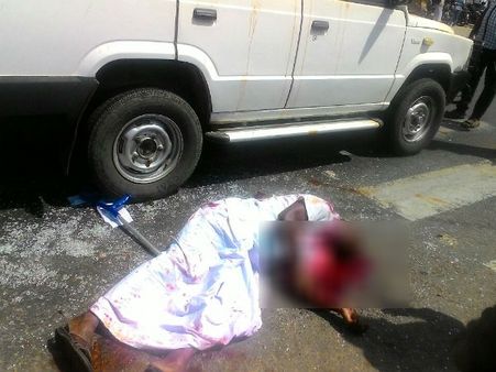 நெல்லையில் பட்டப்பகலில் பயங்கரம்...போலிஸ் வாகனத்தில் இருந்த கைதி துடிக்க துடிக்க வெட்டிக் கொலை