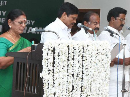சின்னம்மா ஜெயிலுக்குப் போன வருத்தம் இல்லாமல் ஜாலியாக பதவியேற்ற முதல்வர், அமைச்சர்கள்