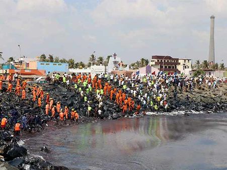 போராட்டம் மட்டும் அல்ல நாங்கள் இதையும் செய்வோம்.. கச்சா எண்ணெய்யை அகற்றும் கல்லூரி மாணவர்கள்