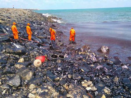 கச்சா எண்ணையை அகற்றாமல் கை கட்டி நிற்கும் அரசு.. விளாசும் நெட்டிசன்கள்