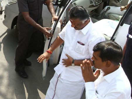 10 நாட்களுக்குப் பின் தலைமைச் செயலகம் வந்த ஓபிஎஸ்... வழியெங்கும் மக்கள் எழுச்சி!