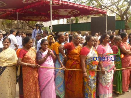 எங்க முதல்வர் எப்பவும் ஓபிஎஸ்தான்... அடித்துச் சொல்லும் பெண்கள்