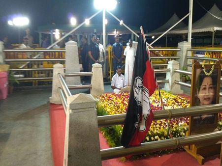 சசிகலாவுக்கு எதிர்ப்பு: ஜெ. நினைவிடத்தில் ஓபிஎஸ் திடீர் தியான 