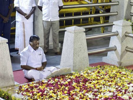 எண்ணி 7வது நாளில் மீண்டும் ஜெயலலிதா சமாதிக்கு வந்த ஓ.பி.எஸ்!