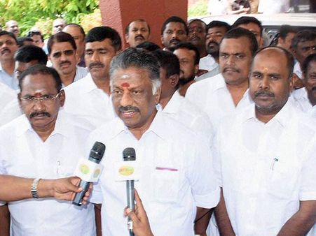 சசிகலா குடும்பம் வசம் கட்சி, ஆட்சி போவதை தடுக்கும் வரை தர்ம யுத்தம் தொடரும்: ஓபிஎஸ்